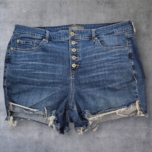 Torrid‎ Medium Wash Raw Hem Button Fly Stretch Denim Jean Shorts Size 20 S37 - Picture 1 of 9